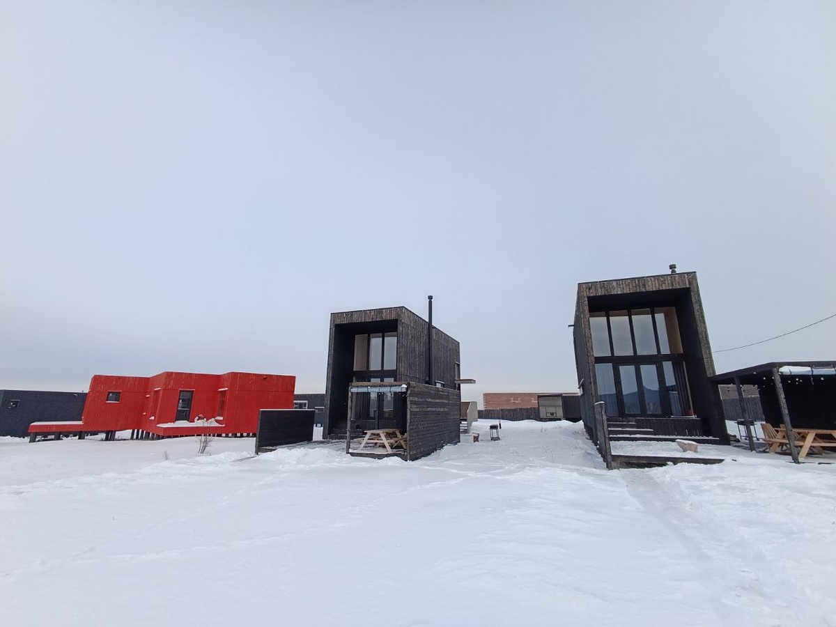 Два сереньких домика сдают, а красный еще неотремонтирован.