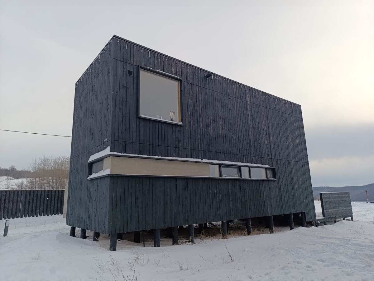 Такой вот параллепипед. Похож на недовольное одноглазое чудище.