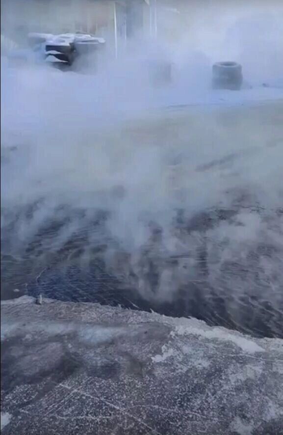    К этим «останкам» относятся и городские теплосети — накануне Левобережье осталось без тепла из-за прорыва трубы   Скриншот видео из паблика «Аварийный Омск»