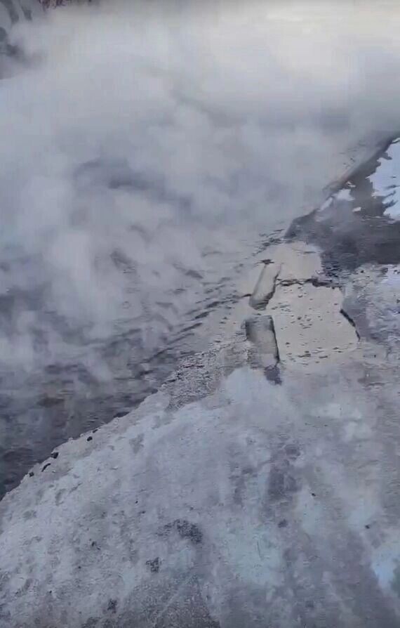    К этим «останкам» относятся и городские теплосети — накануне Левобережье осталось без тепла из-за прорыва трубы   Скриншот видео из паблика «Аварийный Омск»