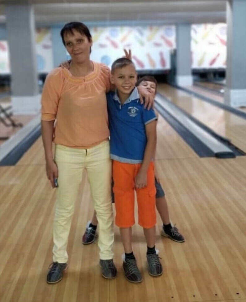  Детская фотография Максима с мамой. Фото: предоставлено семьей погибшего