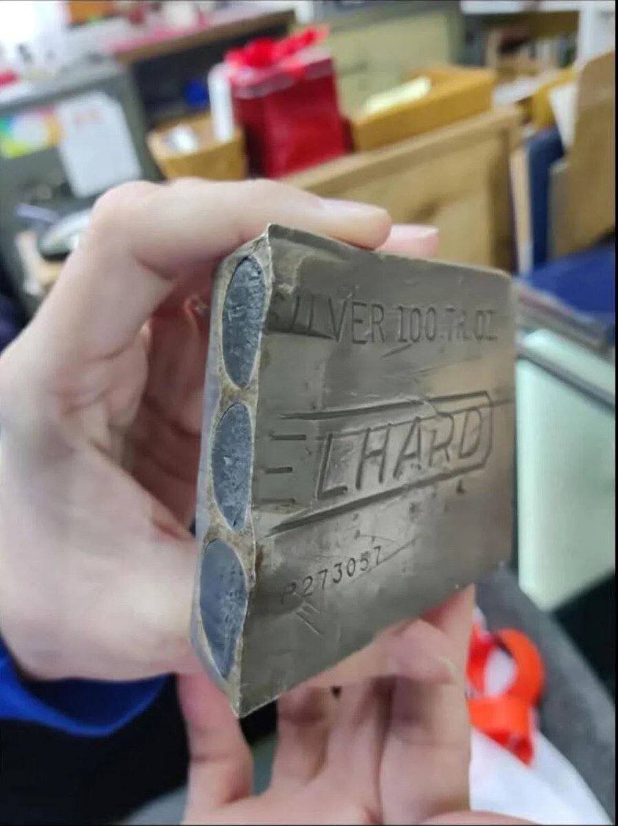 Слиток серебра поддельный.