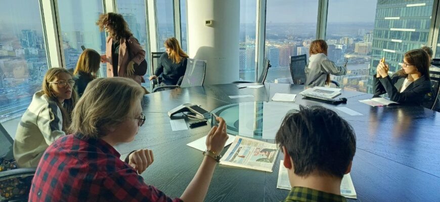    Студенты Школы журналистики на радиостанции "Коммерсантъ FM" Юлия Пославская