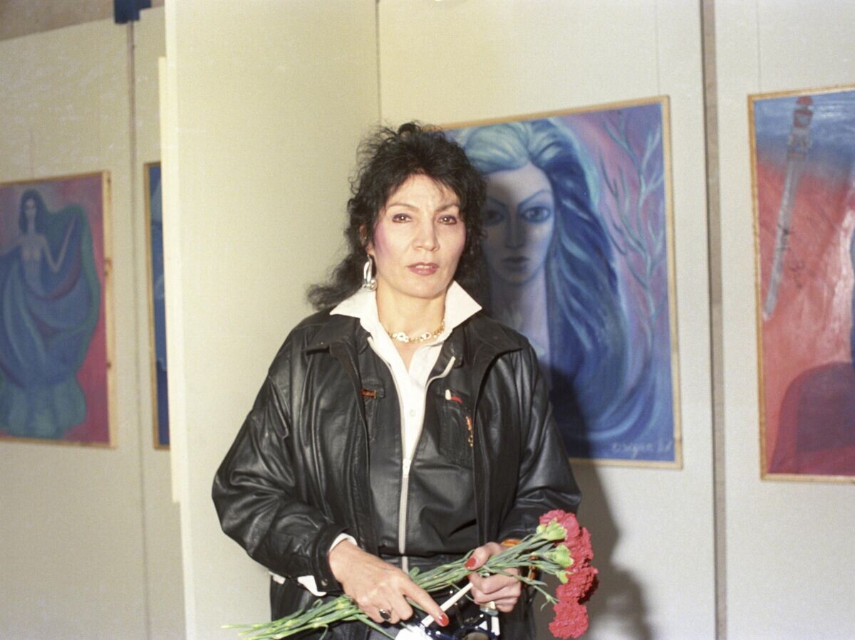    Известный экстрасенс, астролог, целитель и художник Джуна (Евгения Давиташвили) на открытии выставки своих работ в Москве | © РИА Новости / Галина Кмит