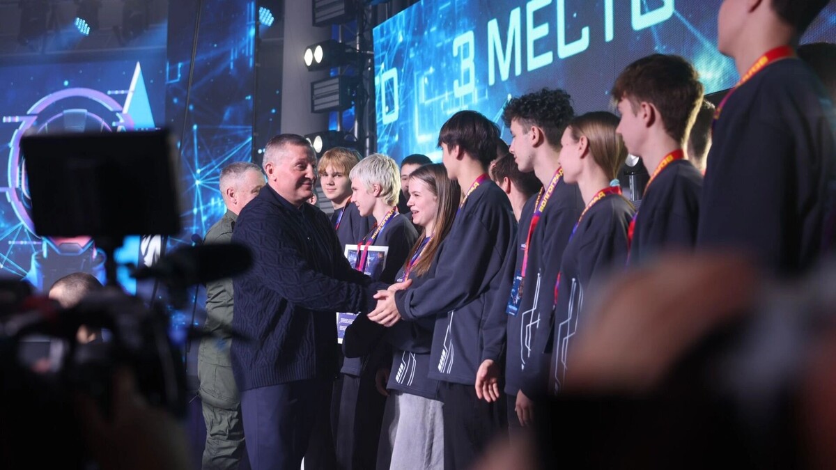    Андрей Бочаров вручил награды победителям первых фиджитал-игр   Администрация Волгоградской области