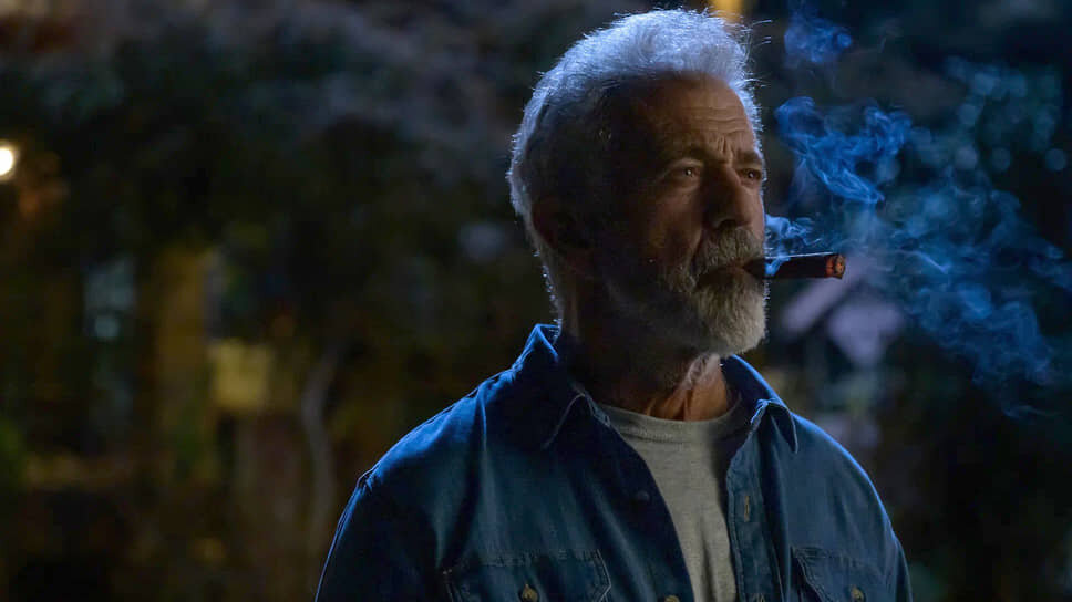 Закурив сигару, Гибсон невольно подражает Шварценнегеру.📷Фото: Beno Films