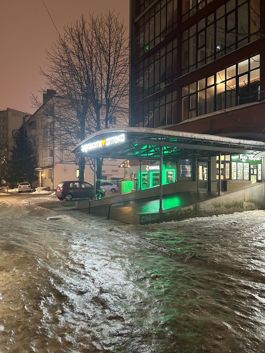 Дороги во дворах - сплошной каток.