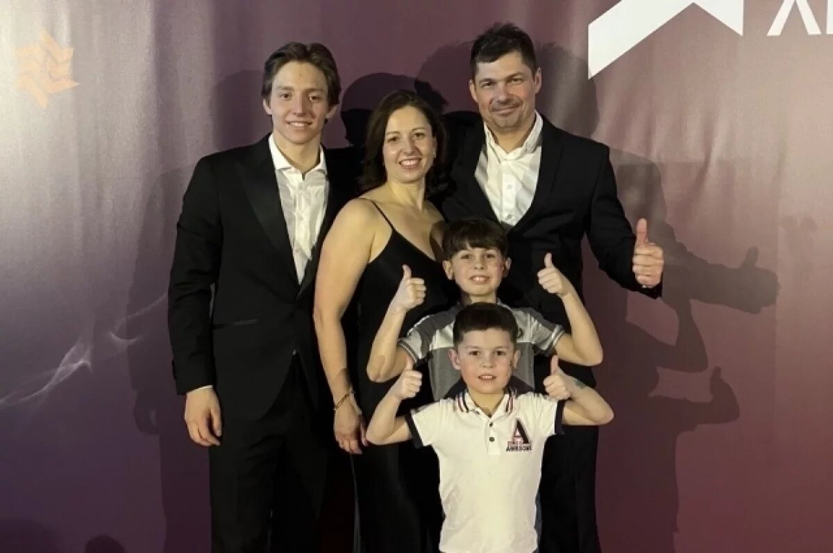    Савелий Коростелёв с мамой Натальей, братьями Андреем и Львом и отчимом Евгением Уфтиковым