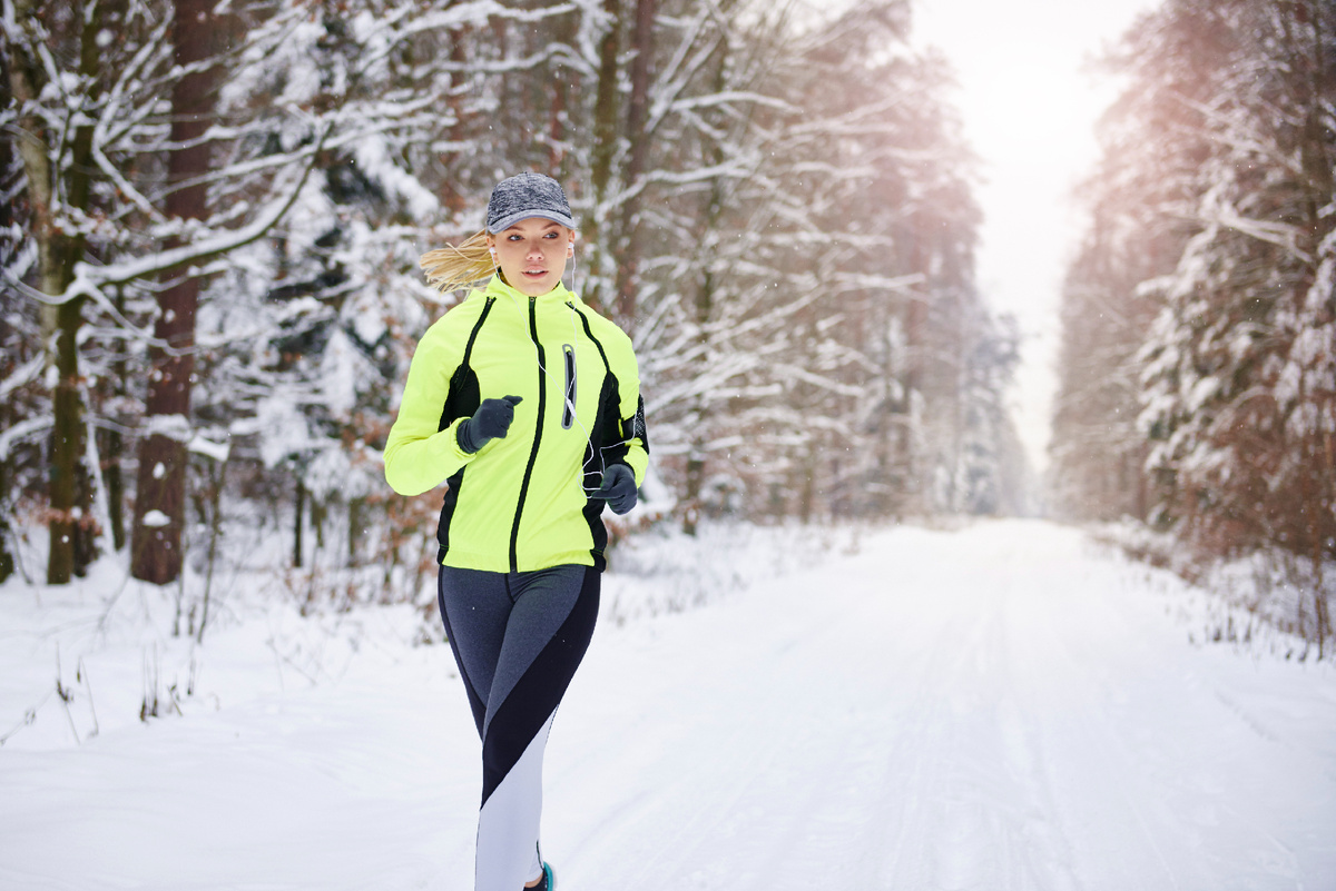 https://ru.freepik.com/free-photo/front-view-woman-running-winter-forest_11777122.htm#fromView=search&page=1&position=0&uuid=2a1e8163-3d7d-4caa-8d1a-368221fe5601&query=%D0%B1%D0%B5%D0%B3+%D0%B7%D0%B8%D0%BC%D0%B0