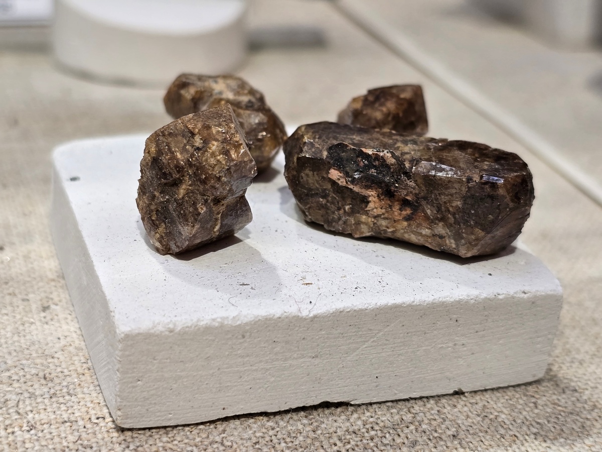 Циркон, тетрагональная сингония. Урал, Ильмены