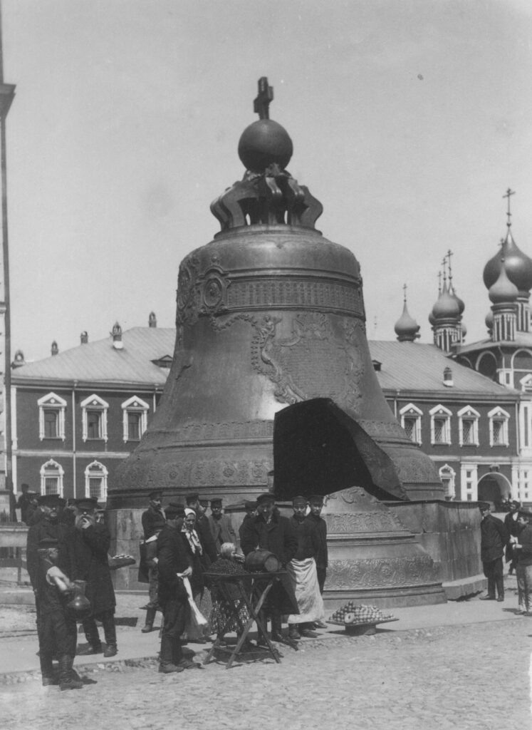    Торговцы вразнос на фоне Царь-колокола. г. Москва 1895 — 1910 гг. Государственное бюджетное учреждение культуры города Москвы «Музейное объединение «Музей Москвы»
