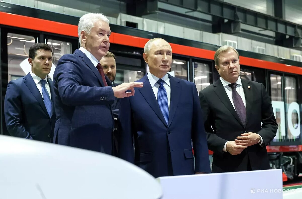 Президент России Владимир Путин во время осмотра выставки автономного транспорта в электродепо "Аминьевское" Московского метрополитена. Источник: ria.ru