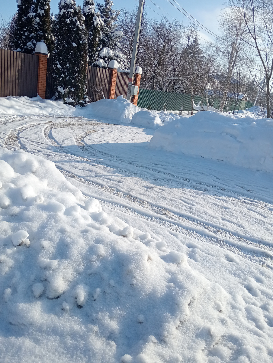 На остановке стоит, автобус ждёт! Сколько снега намело!