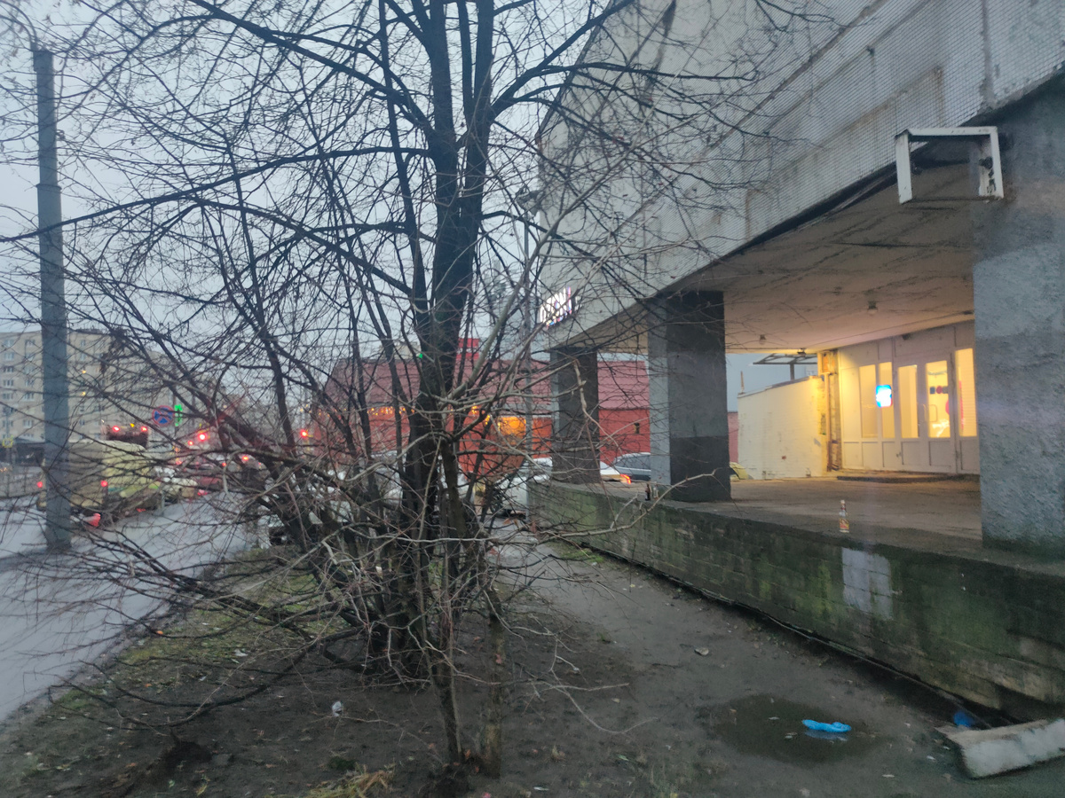 Справа ПВЗ Озон, А прямо красное здание - это здание кафе... Как раз подсвечен сверху вход в него.