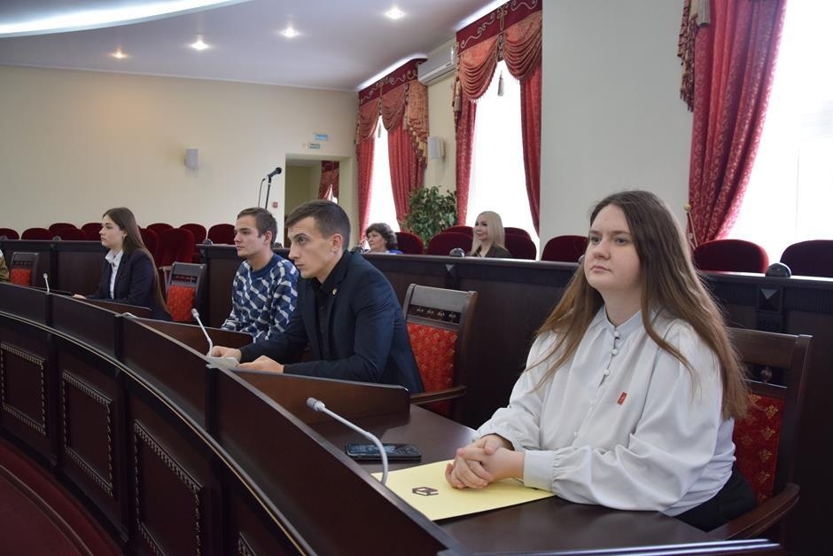    На 3-м заседании Молодежного парламента 10-го созыва при городской Думе. Екатерина Молчанова