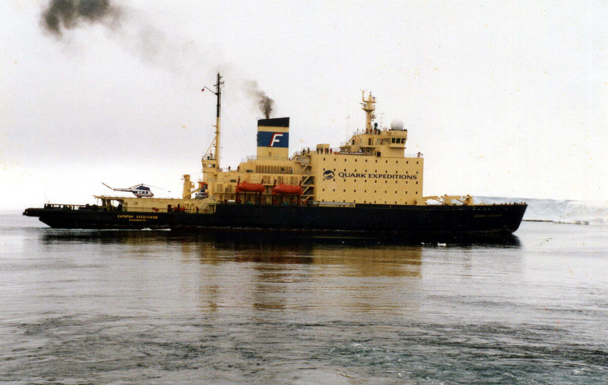 25.12.02. Ледокол "Капитан Хлебников" в Антарктиде 