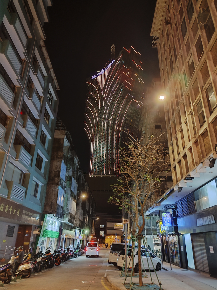 Главная достопримечательность Макао - игорные дома, сосредоточенные на так называемом стрипе, или улице казино. Не из-за ограничений Яндекса, а по собственным убеждениям должен предостеречь читателей от увлечения любыми формами азартных игр. Детального описания этой особенности города в статье НЕ будет. 