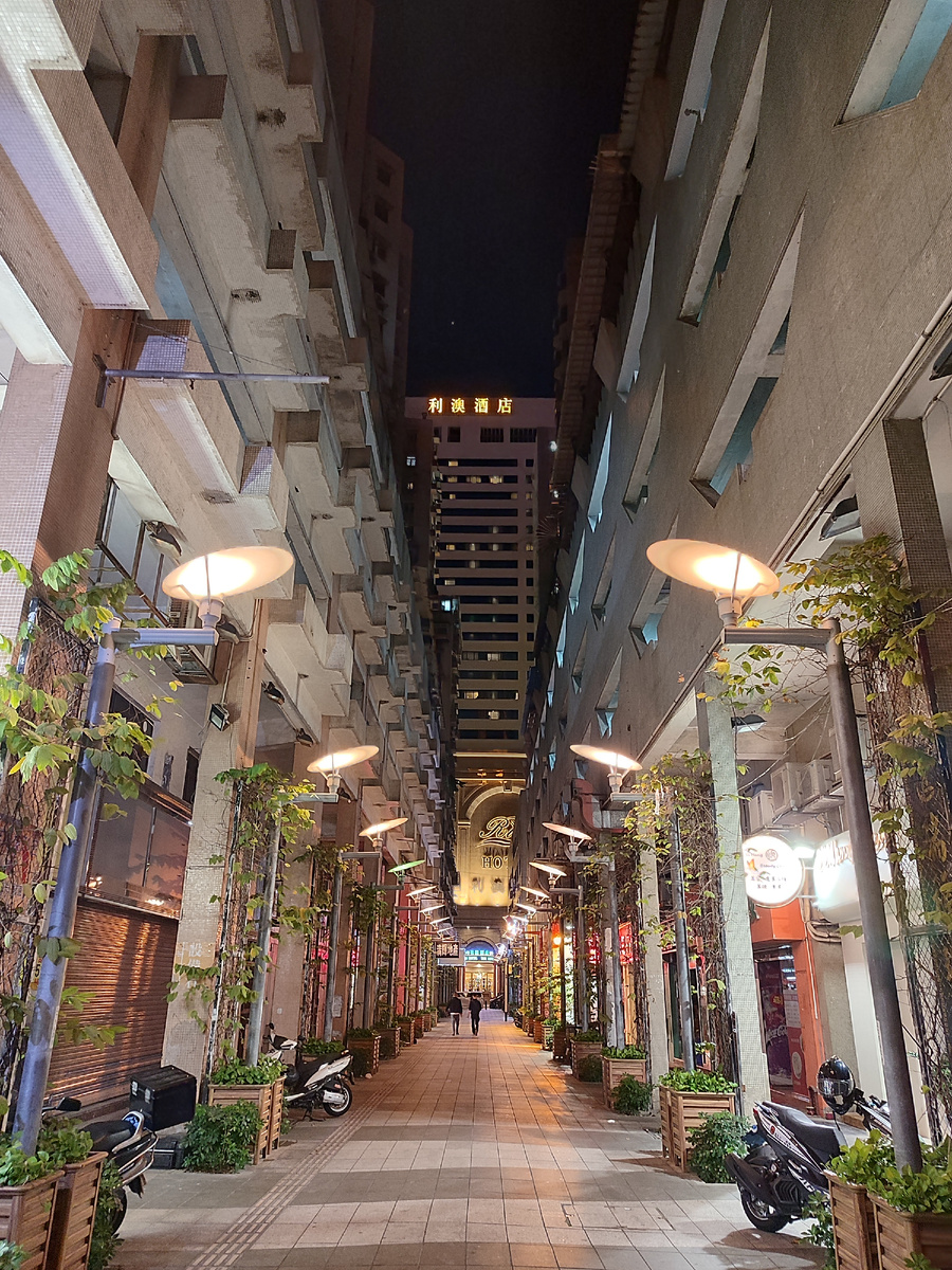 Всë-таки хорошо, что городу нашлось место в китайской экономической системе - пользуясь статусом Специального административного района, местные смогли и привлечь инвестиции, и обзавестись целыми кварталами фешенебельных отелей для жадных до дофамина дураков. 