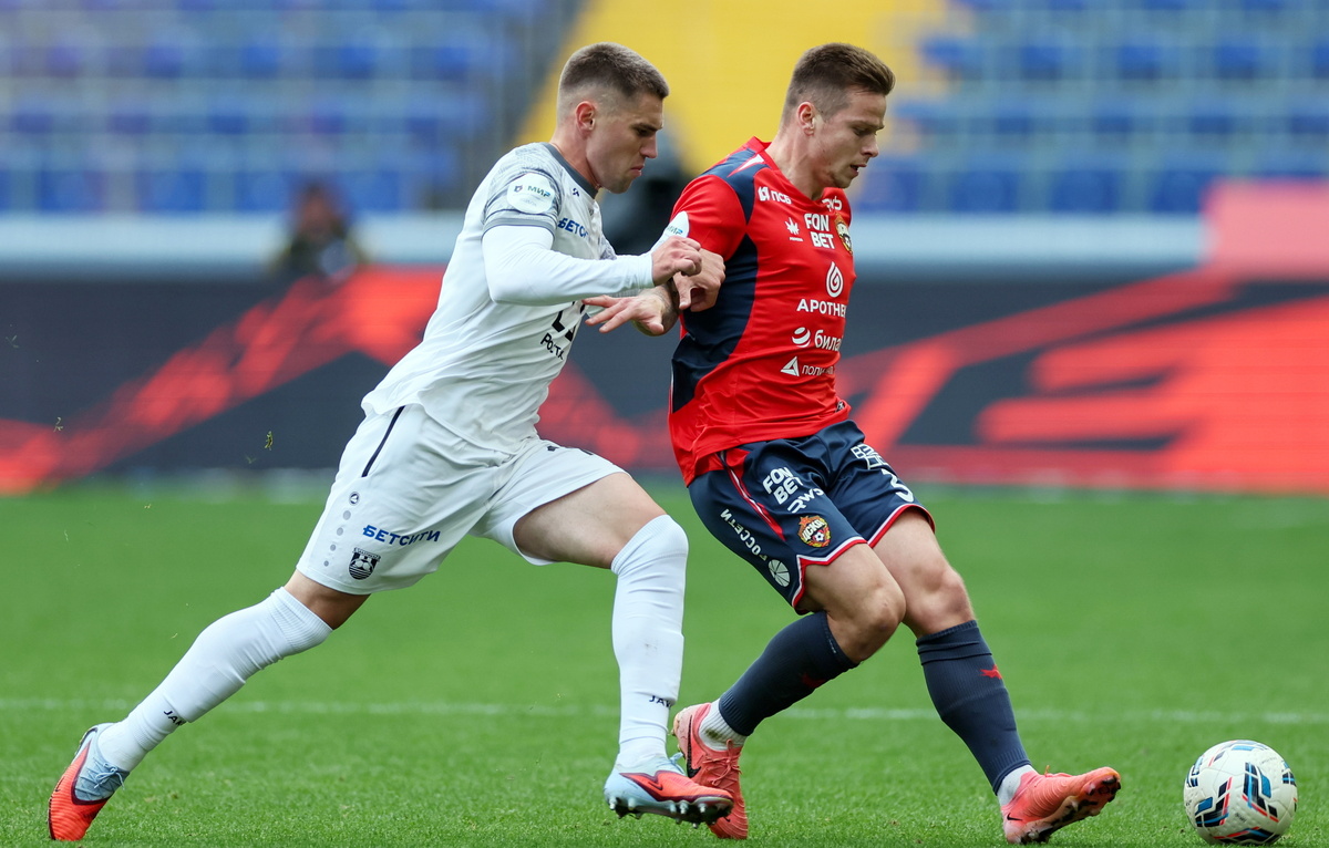    Защитник "Балтики" Владислав Саусь и защитник ЦСКА Данил Круговой  Сергей Савостьянов/ТАСС