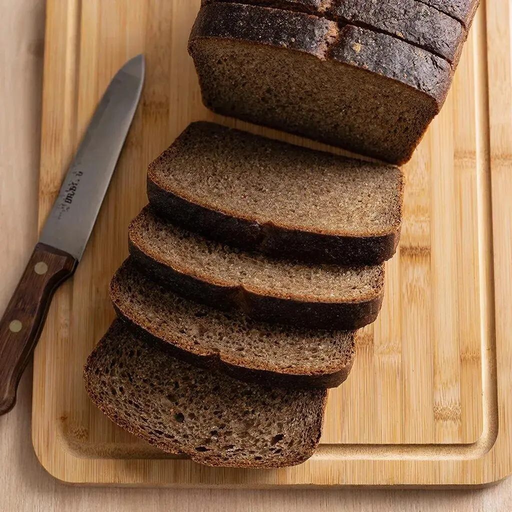 бамбуковая разделочная доска с черным хлебом