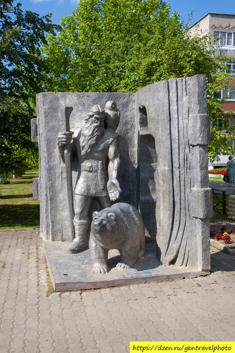 Знакомство с Кудымкаром начинаем с аллеи Кудым-Оша, в начале которой нашему взору предстаёт герой коми-пермяцкого эпоса богатырь Кудым-Ош  — прародитель коми-пермяков. Памятник Кудым-Ошу представляет собой раскрытую книгу со страниц которой сходит богатырь с прирученным медведем (медведь считается тотемным животным коми-пермяков).