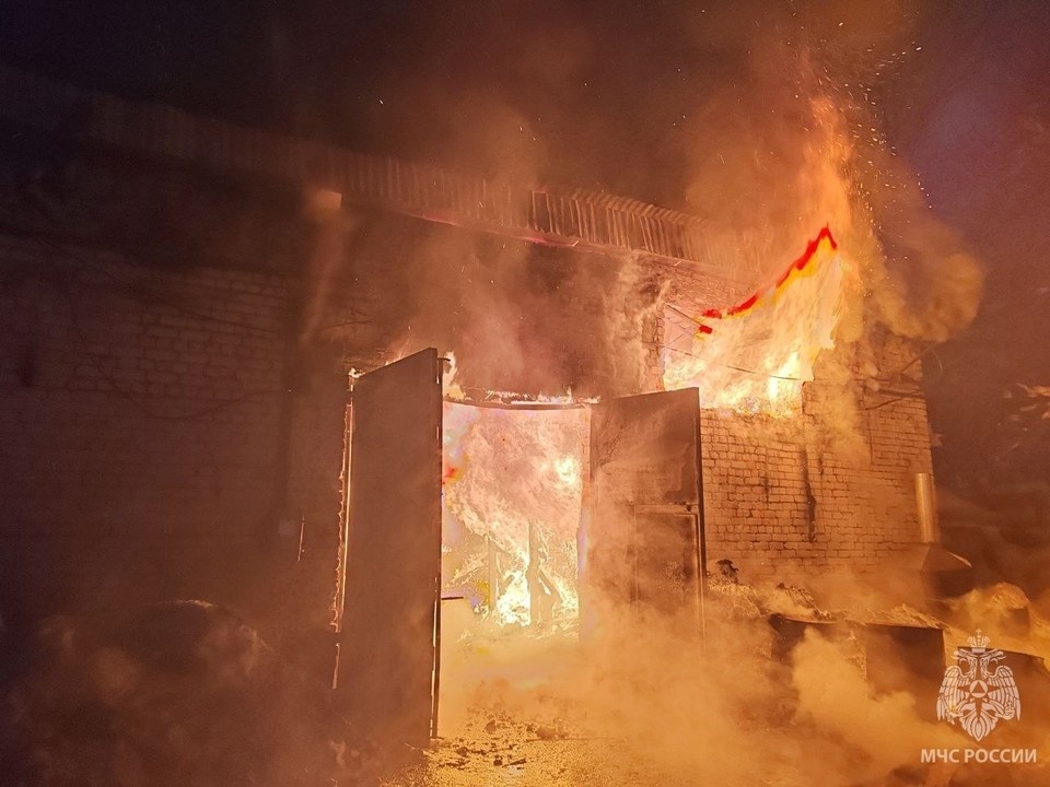    Три автомобиля сгорели при пожаре в гаражном кооперативе Советского района. ГУ МЧС по Нижегородской области