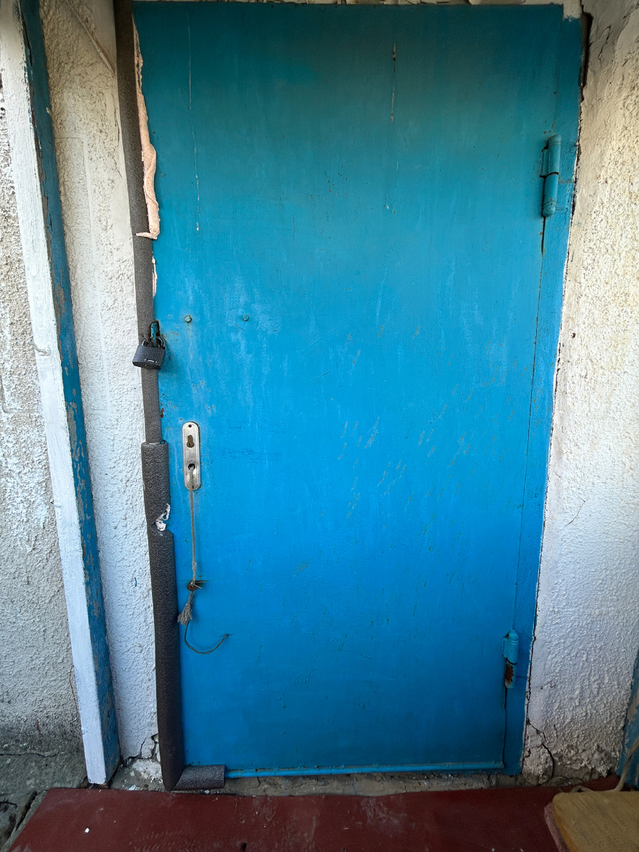 Фото сделано до того, как были срезаны излишки пены. Пусть хоть так, зато не задувало в тамбур даже в сильные ветра в январе.