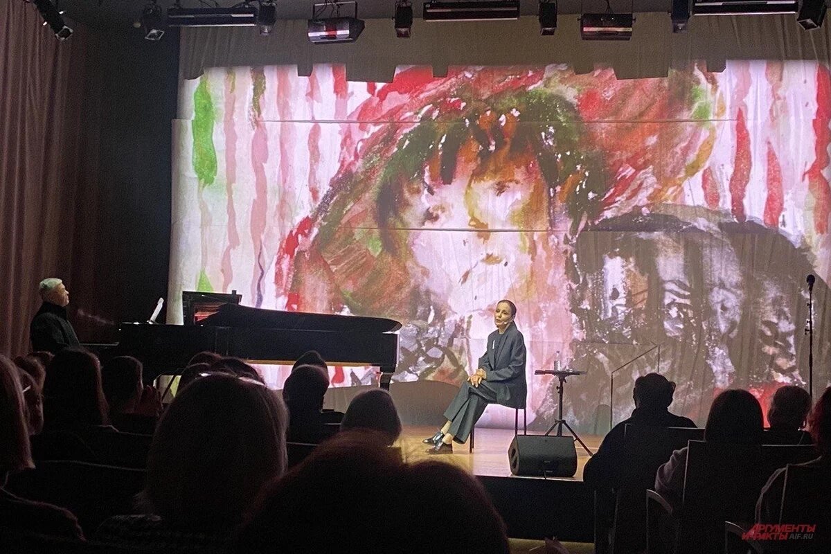    Зрители, пришедшие 21 января в концертный зал, не просто приняли актрису, но и аплодировали так, что пришлось читать стихи на бис.