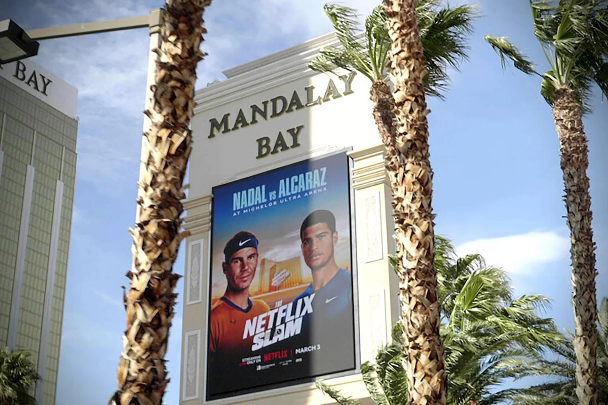 Реклама The Netflix Slam — теннисный матч между Рафаэлем Надалем и Карлосом Алькарасом (Фото DR)