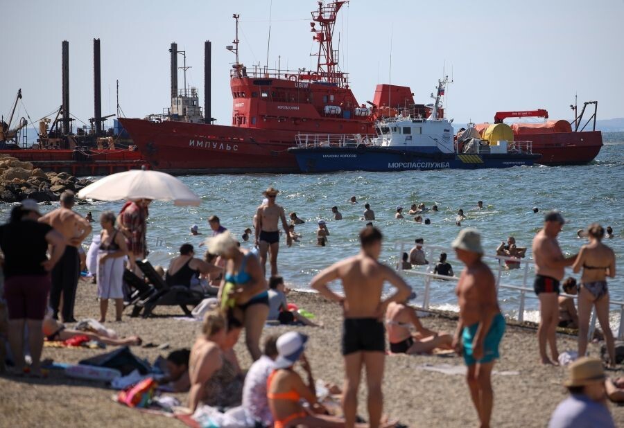    Отдыхающие на пляже в станице Тамань в Краснодарском крае / Источник: © Виталий Тимкив/РИА Новости