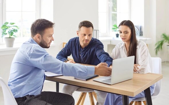    Активисты требуют лишить Ларису Долину звания "народная артистка". Фото: Studio Romantic / Shutterstock