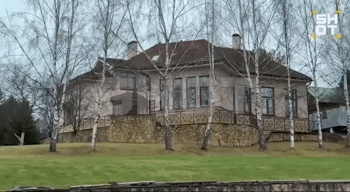    А пруд, кажется, придётся убрать. И к особняку тоже появились вопросы. GIF видео ТГ-канала "Небожена "