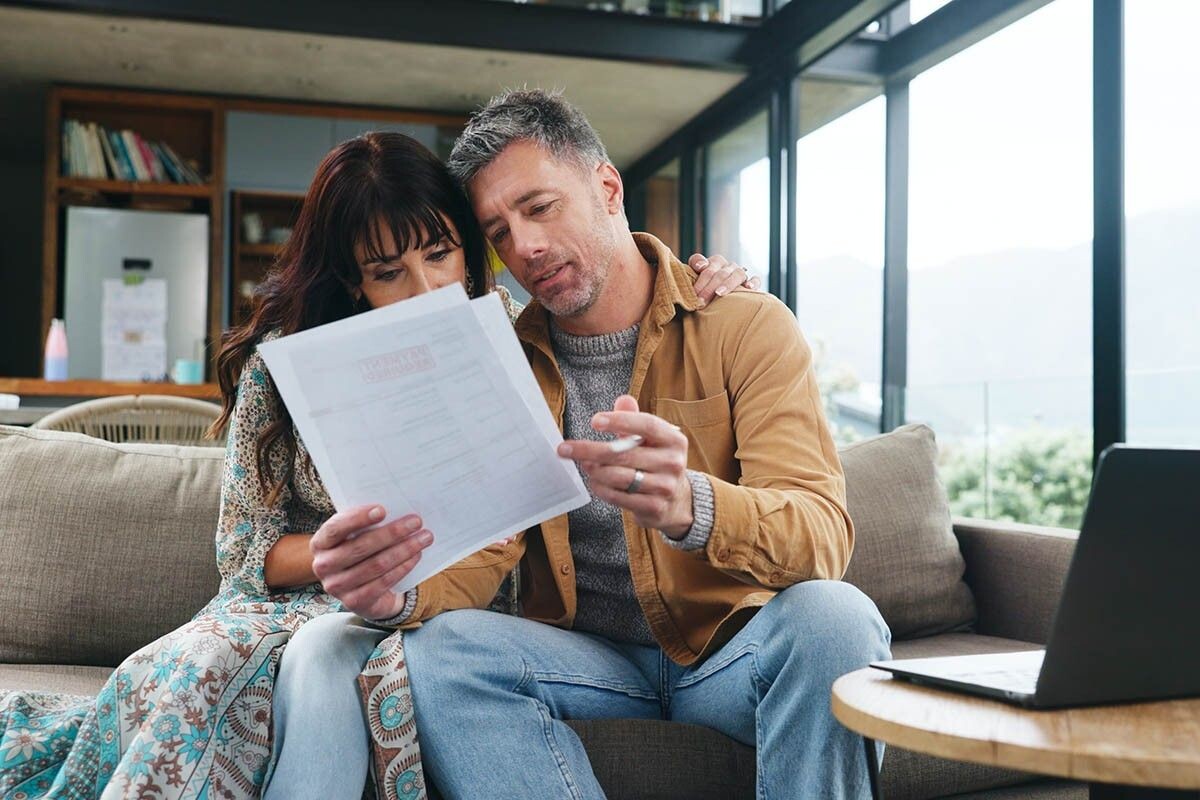 Как узнать процент кредита по ежемесячному платежу? Посмотрите в договоре. Источник: PeopleImages / Shutterstock / FOTODOM📷
