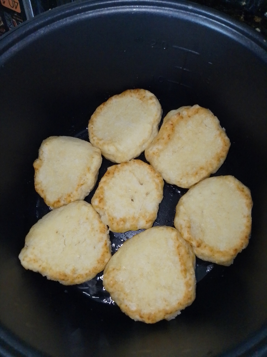 Фото автора. Мука, яйцо и молоко ( можно воду) 