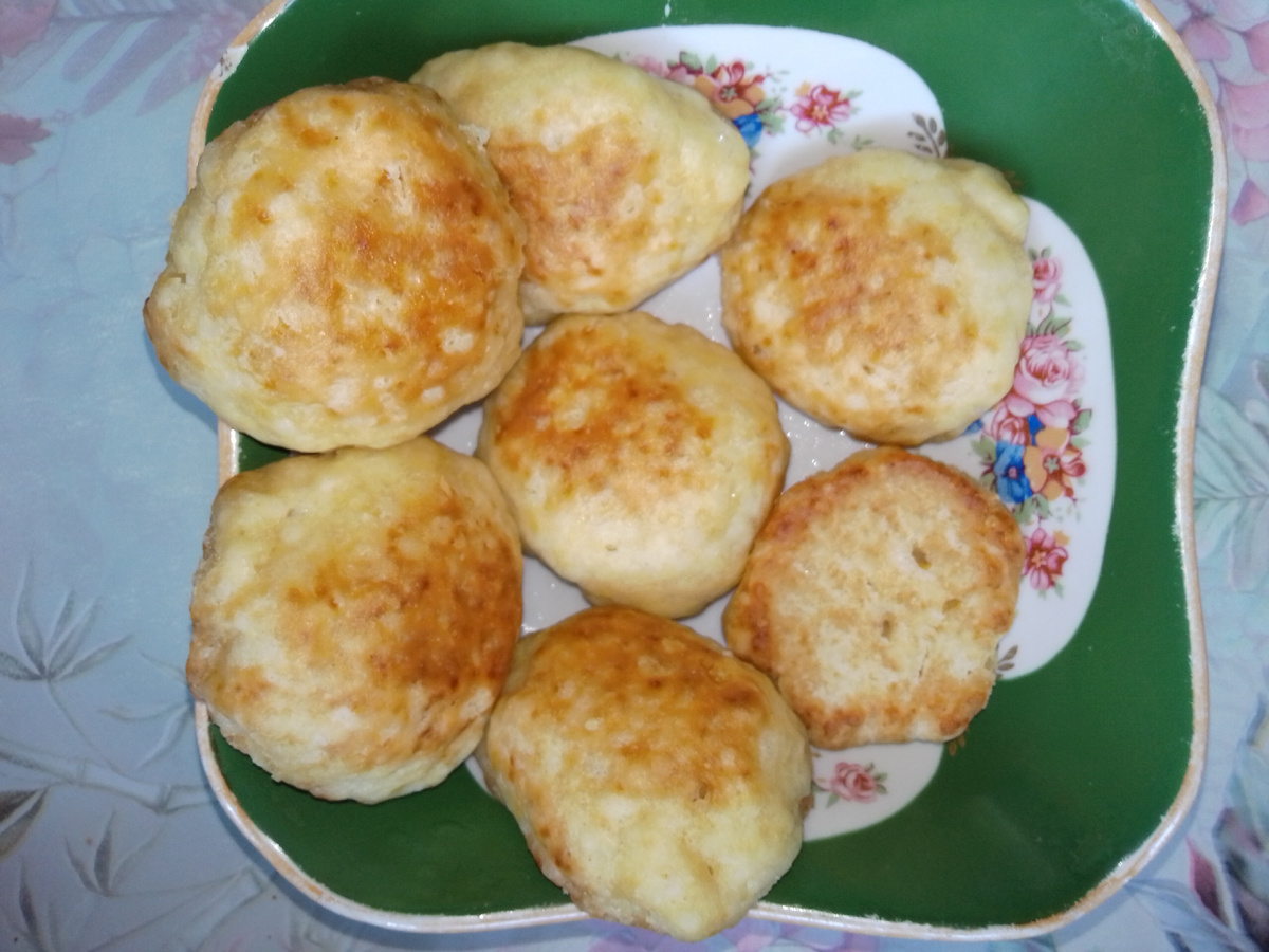 Фото автора. Готово! Правда, ещё надо печь, три раза придётся. В мультиварку влезает только таких 7 штук. 