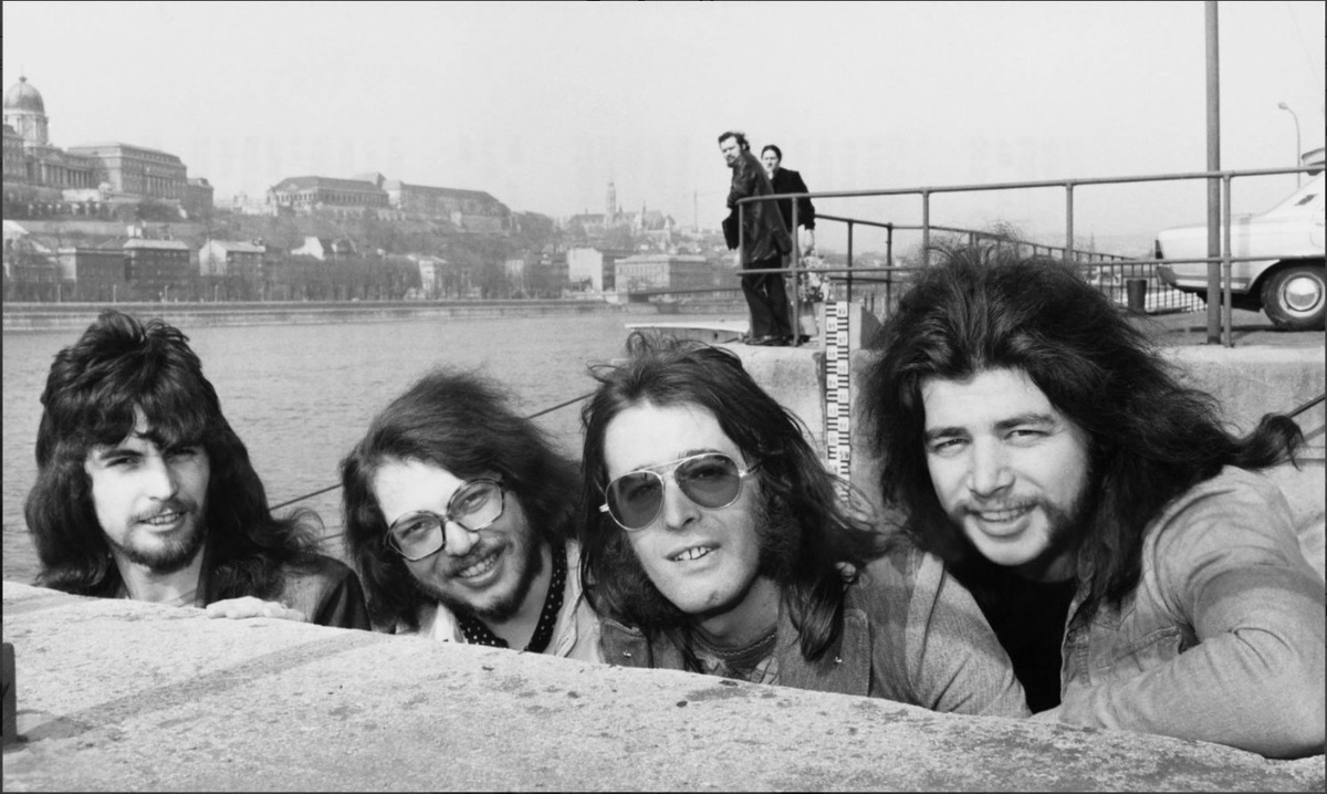 Венгерская рок-группа Locomotive GT позирует на берегу Дуная в Будапеште, Венгрия, около 1974 года. Слева направо: Тамаш Барта, Габор Прессер, Йожеф Лаукс и Тамаш Сомло. Фото: Иштвана Бара.