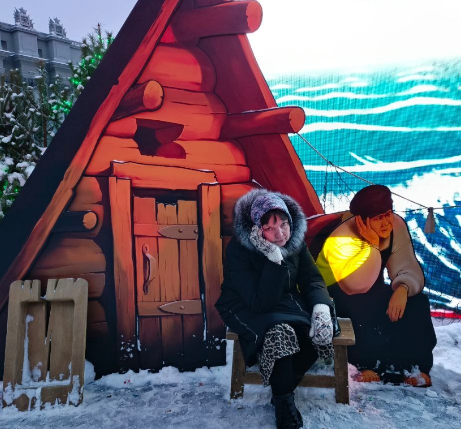 "...Глядь: опять перед ним землянка;
На пороге сидит его старуха,
А пред нею разбитое корыто." А.Пушкин. Фото из архива автора.