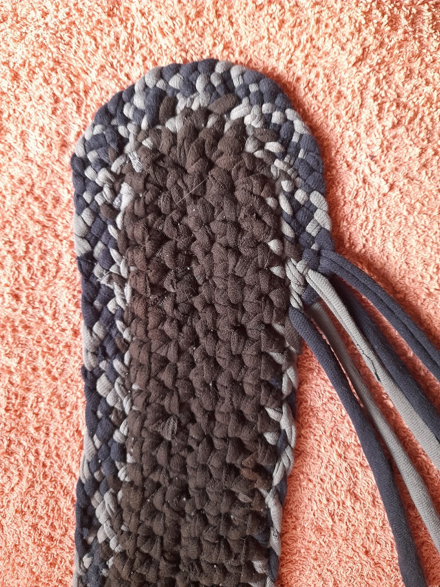 Начало коврика: середина связана крючком с переходом на плетение.