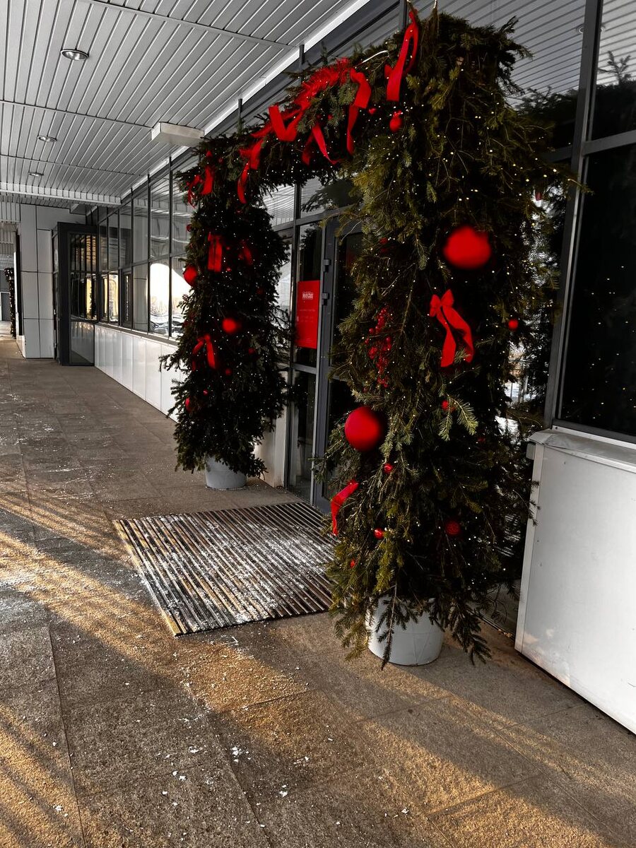 Арочка у входа в фитнес-клуб