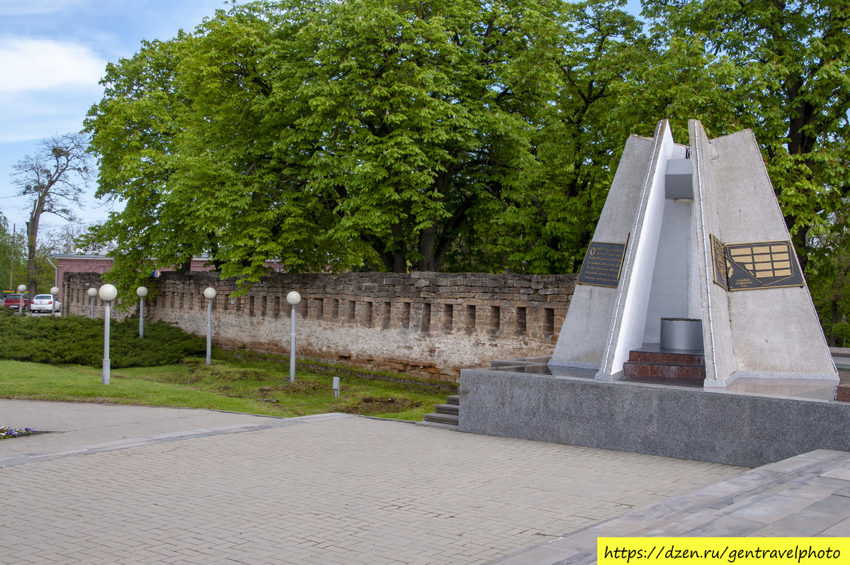 Бурная история города-крепости Ставрополя все-таки позволила сохранить небольшую часть ранних сооружений — стены заложенного в сентябре 1777 года укрепления на Азово-Моздокской оборонительной линии, защищавшей рубежи Новороссии. Крепость строили солдаты Владимирского драгунского и казаки Хоперского казачьего полков. Они же первыми поселились у подножия крепости. Так образовались казачья станица Ставропольская и солдатская слобода. озже к ним присоединились мещанский форштадт (предместье) и армянское поселение. К 1785 году вместе они составили город Ставрополь, а спустя несколько десятилетий разросшееся вокруг крепости поселение стало центром Ставропольской губернии.