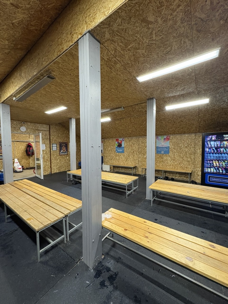 Оплатить прокат коньков возможно только в кассе проката. Коньки выдаются без какого-либо (денежного или документального) залога.