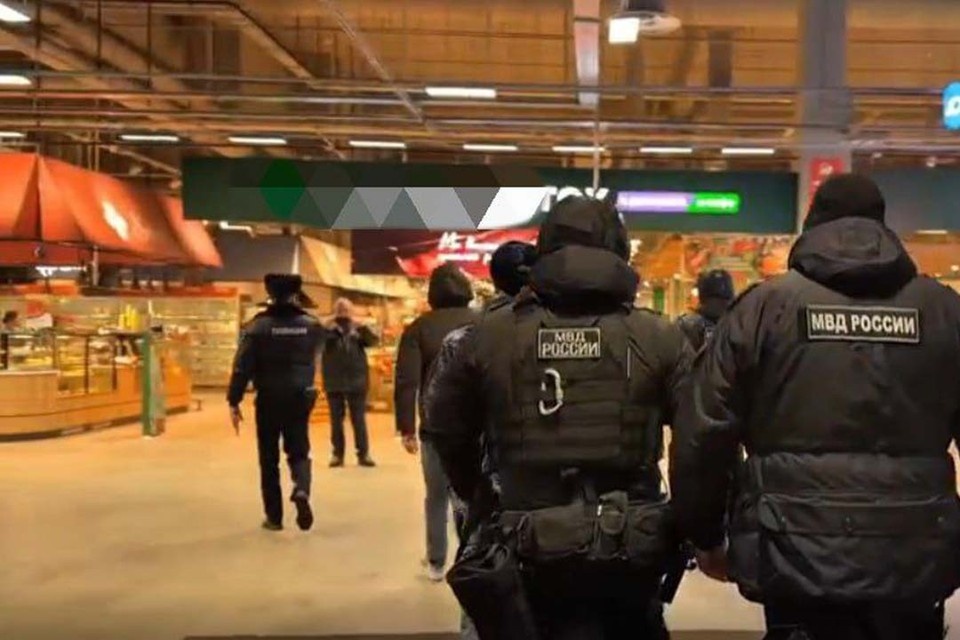    Соблюдение закона оценили в 139 торговых точках. Фото: ГУ МВД России по Петербургу и Ленобласти