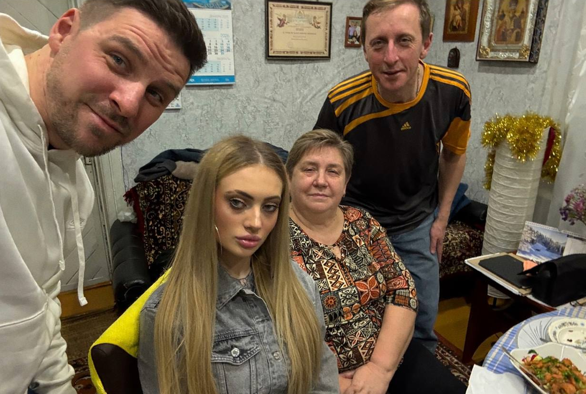 Ксения Карпова, Алик Гракович и его семья (фото из Telegram)