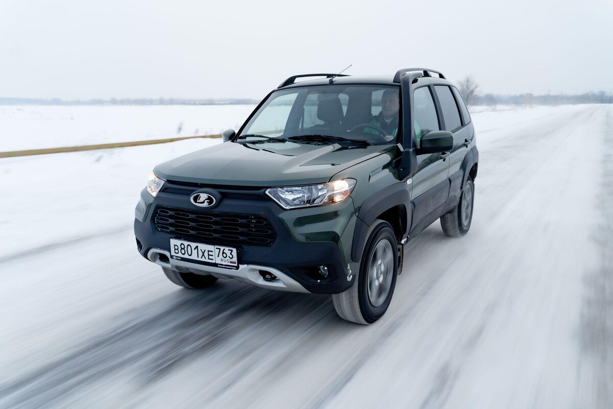 Нива Трэвел на зимней дороге