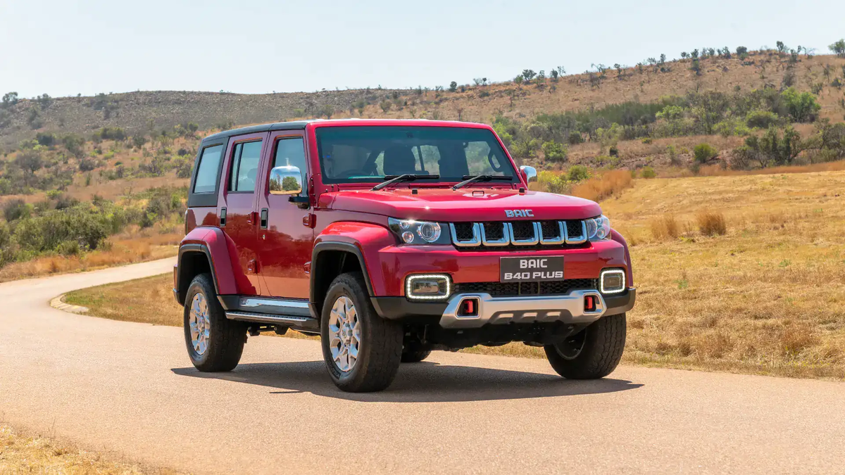 Массивная хромированная решетка радиатора с пятью U-образными секциями придает передней части монументальность, а квадратные светодиодные фары смотрят на мир с армейской суровостью