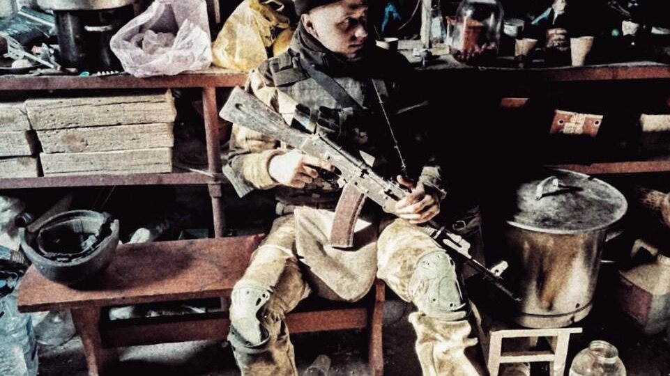 Сидит в кафе седой мальчишка