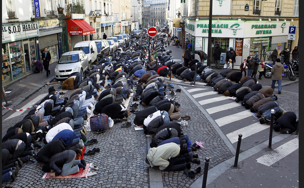 Намаз на французской улице. Фото из открытого источника в Яндексе