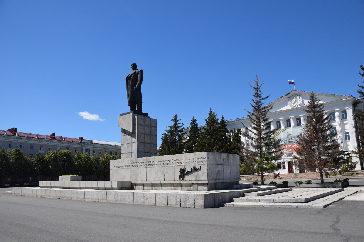 Основанием для постамента является достаточно вместительная трибуна. Фото автора канала "Приключения Тома Сойера". 