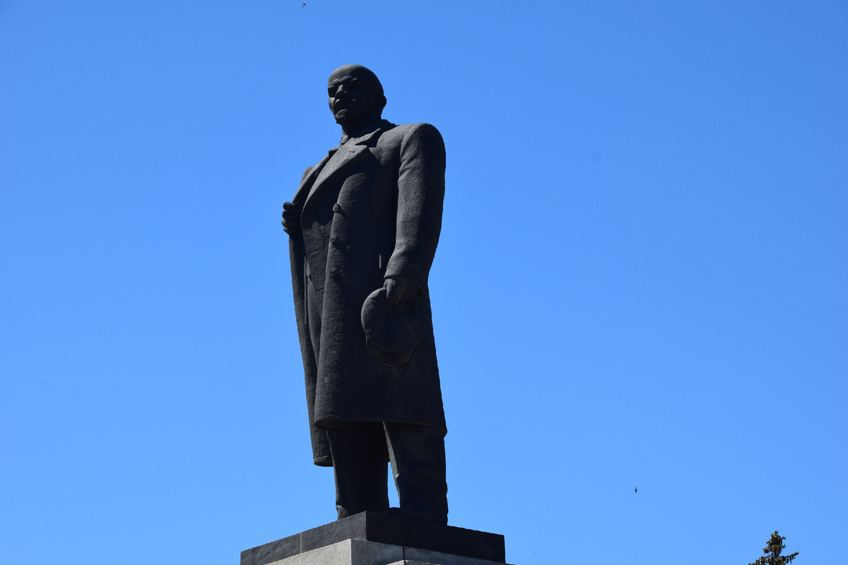 Памятник был создан свердловским скульптором Владимиром Егоровичем Егоровым и архитектором Геннадием Ивановичем Белянкиным. Фото автора канала "Приключения Тома Сойера". 