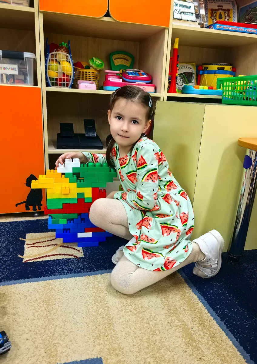 Фото из сада. Варвара построила что-то из лего 